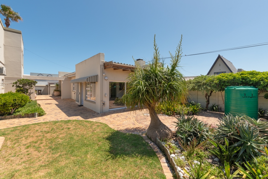 To Let 5 Bedroom Property for Rent in Melkbosstrand Central Western Cape